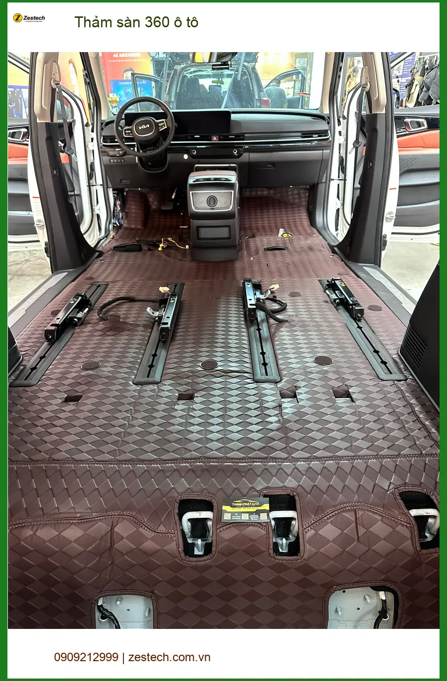 Cô Bạch lắp thảm sàn 360 ô tô cho Hyundai Santa Fe tại Quận 7 để nội thất luôn sạch đẹp ảnh thực tế 2