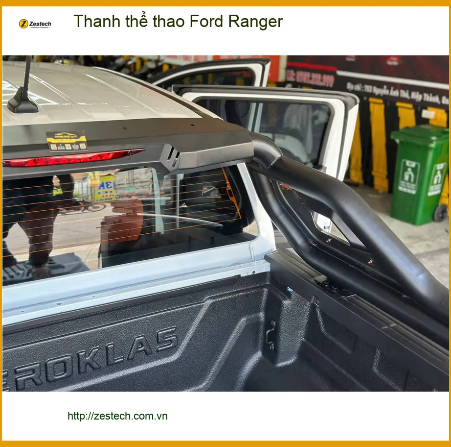 Anh Tấn lắp thanh thể thao Ford Ranger ở Quận Tân Bình để xe trông cứng cáp hơn