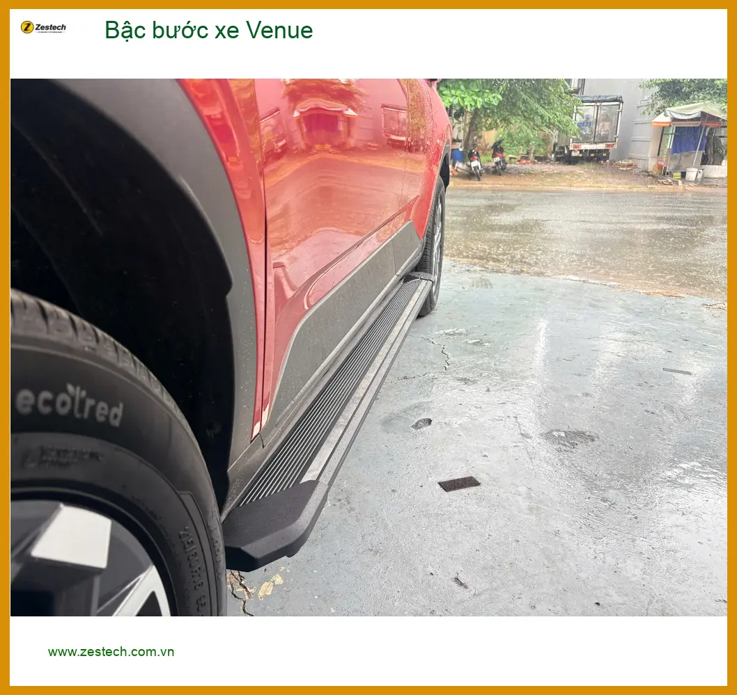 Chị Thanh Thảo lắp bậc bước xe Venue để lên xuống xe tiện hơn ở Quận 9