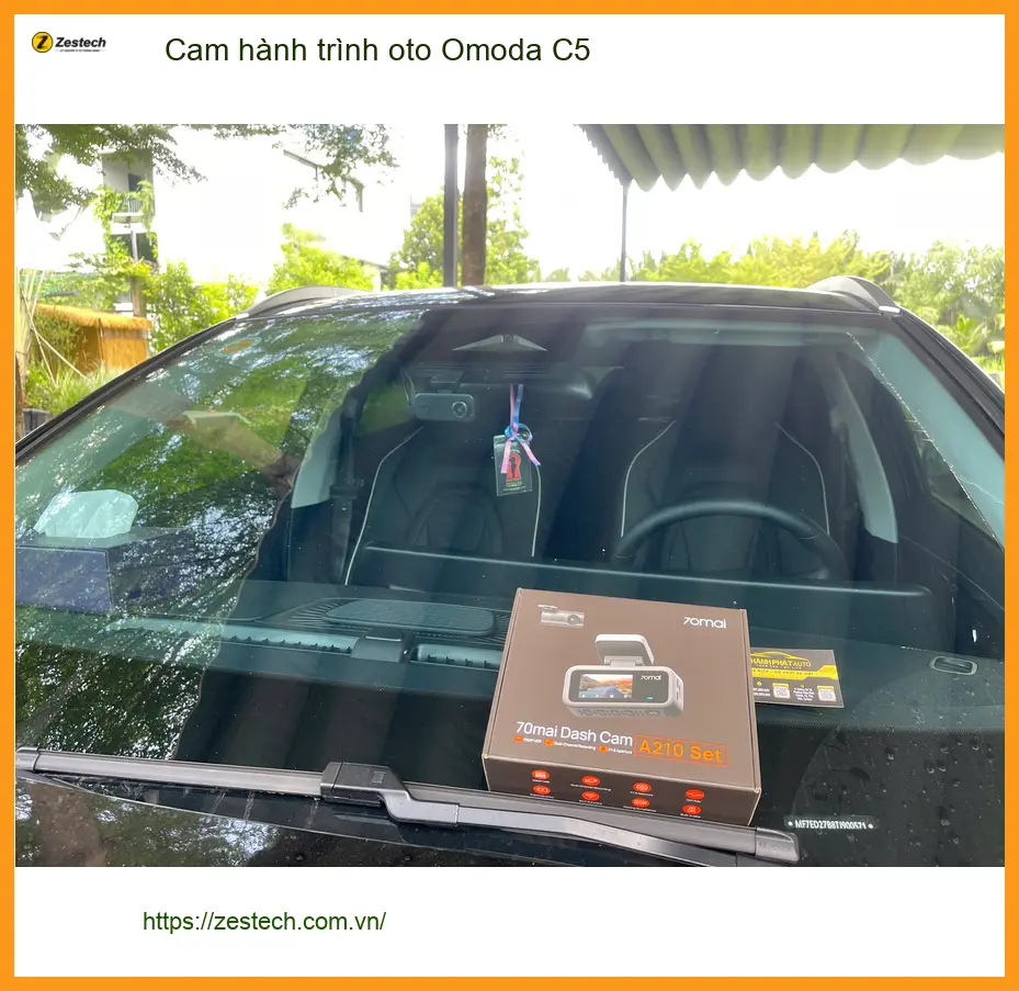 Anh Phi lắp cam hành trình Omoda C5 tại Quận 9 để ghi lại bằng chứng khi cần