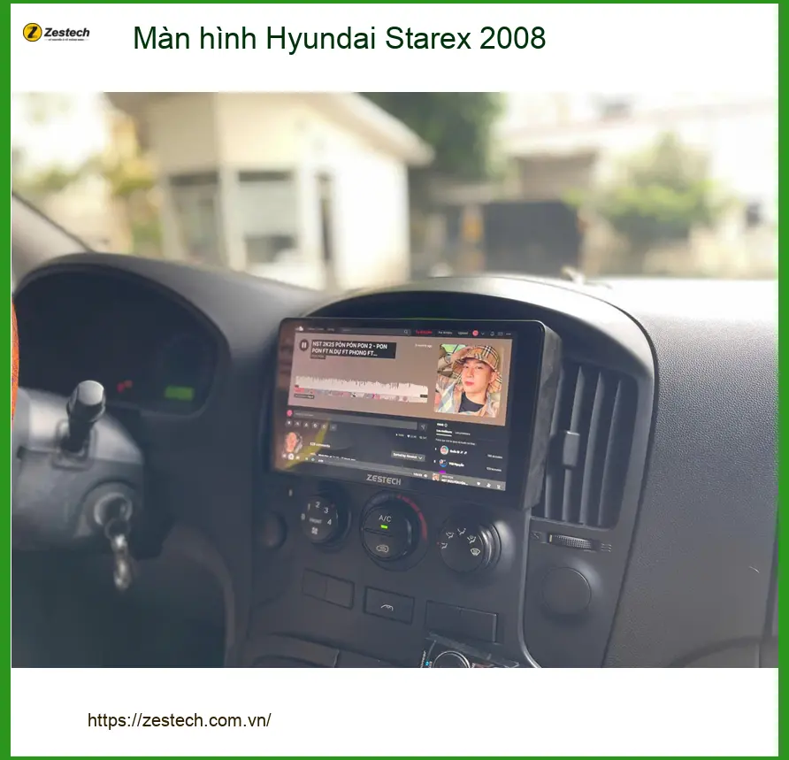 Chú Tấn lắp màn hình Hyundai Starex 2008 ở Quận 12 vì màn hình cũ đã lỗi thời.