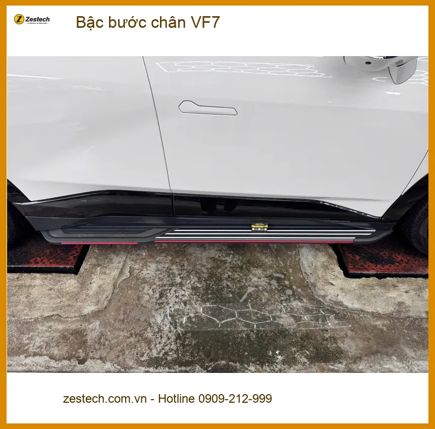 Anh Tấn lắp Bậc bước chân VF7 tại Quận 9 để xe sang, tiện dụng hơn