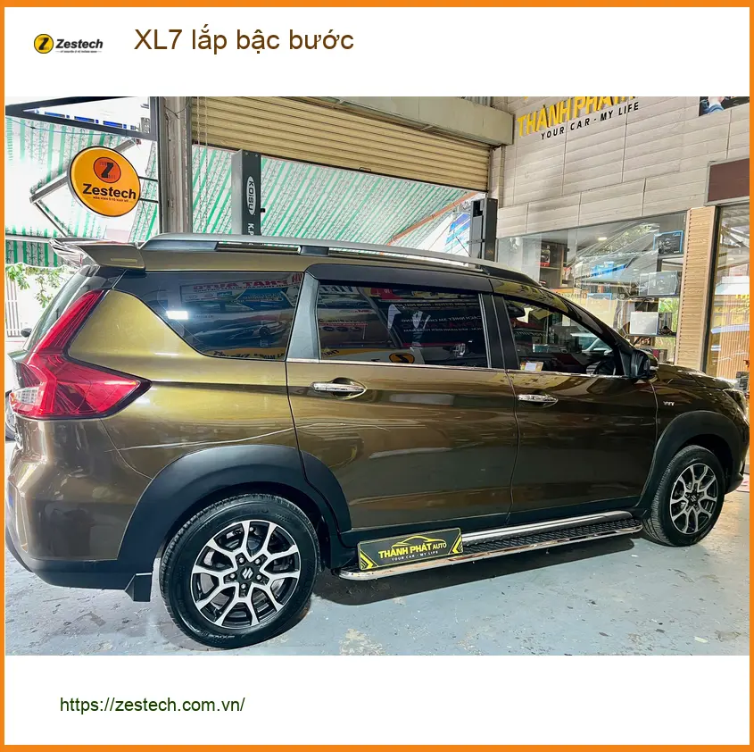 Anh Hưng lắp bậc bước XL7 tại Quận Thủ Đức để lên xuống xe tiện hơn cho gia đình