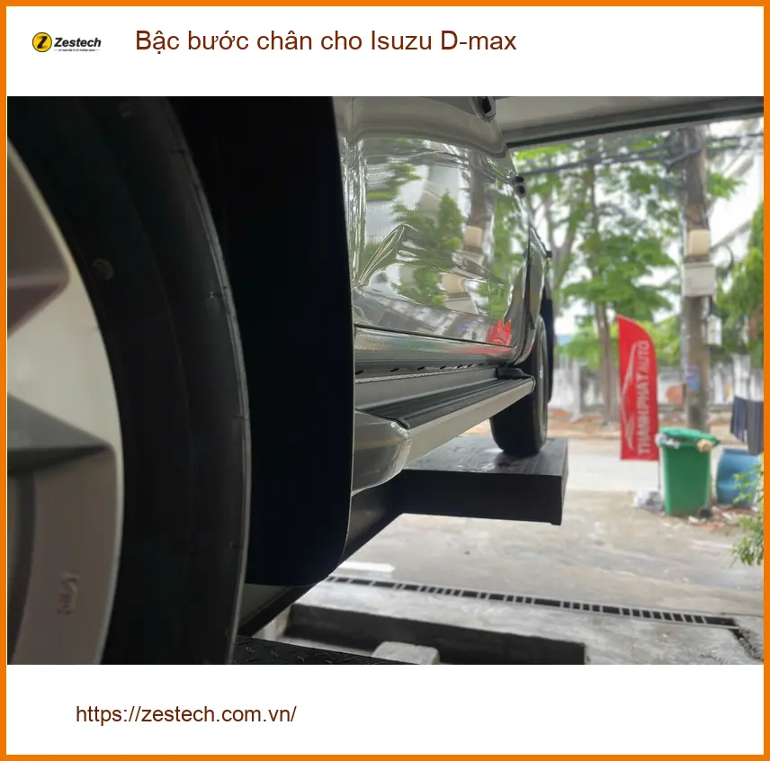 Anh Minh lắp bậc bước chân cho Isuzu D-max tại Quận Tân Bình để tiện lên xuống xe