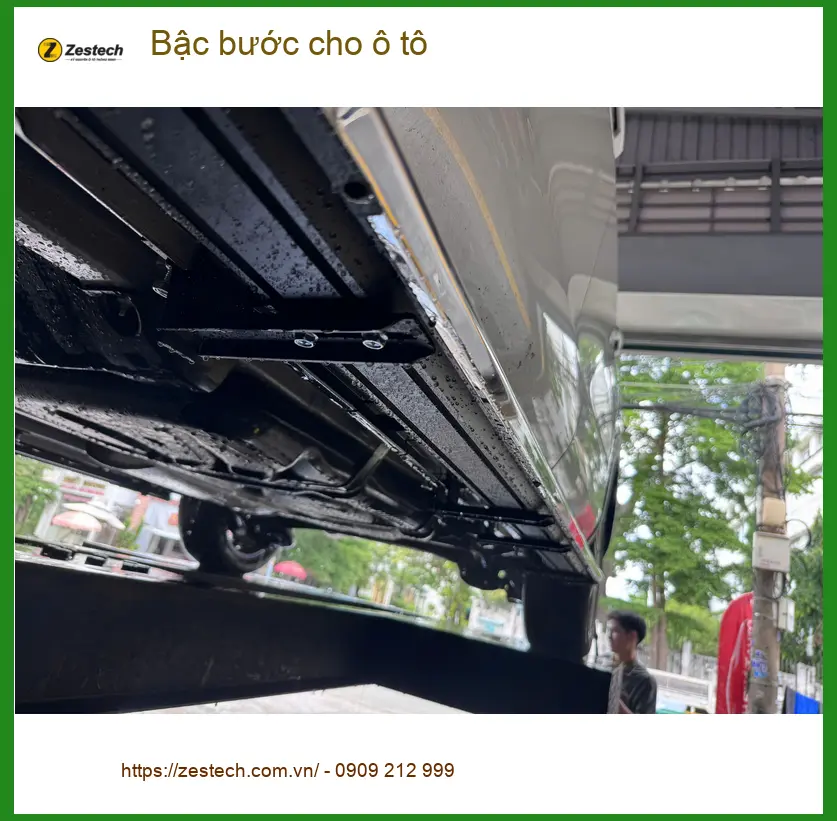 Khách Nam lắp bậc bước cho VinFast Lux SA tại Gò Vấp để gia đình tiện lên xuống ảnh thực tế 4