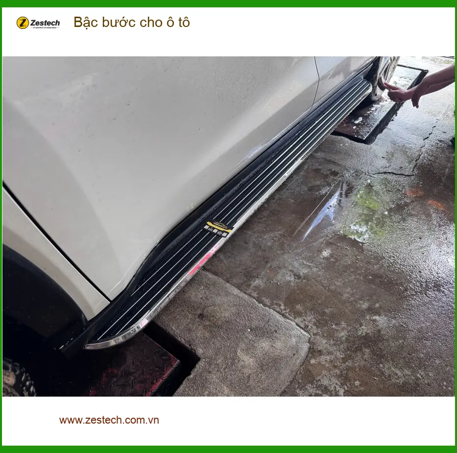 Anh Khải lắp bậc bước cho ô tô VinFast Lux SA2.0 tại Quận 3 để tiện lên xuống ảnh thực tế 2