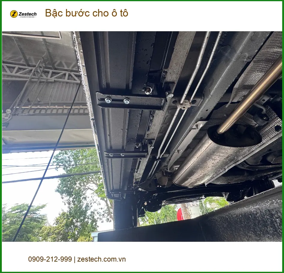 Anh Khải lắp bậc bước cho ô tô VinFast Lux SA2.0 tại Quận 3 để tiện lên xuống ảnh thực tế 3