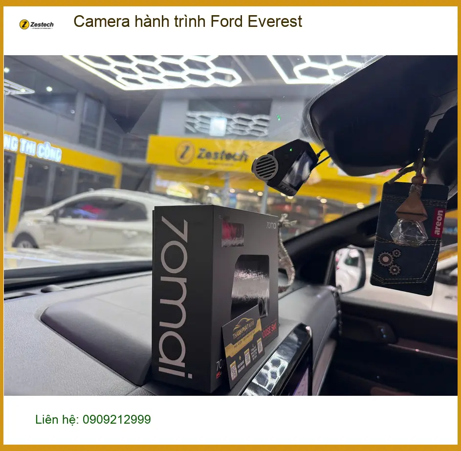 Anh Quang lắp camera hành trình Ford Everest tại Gò Vấp, đảm bảo an toàn.