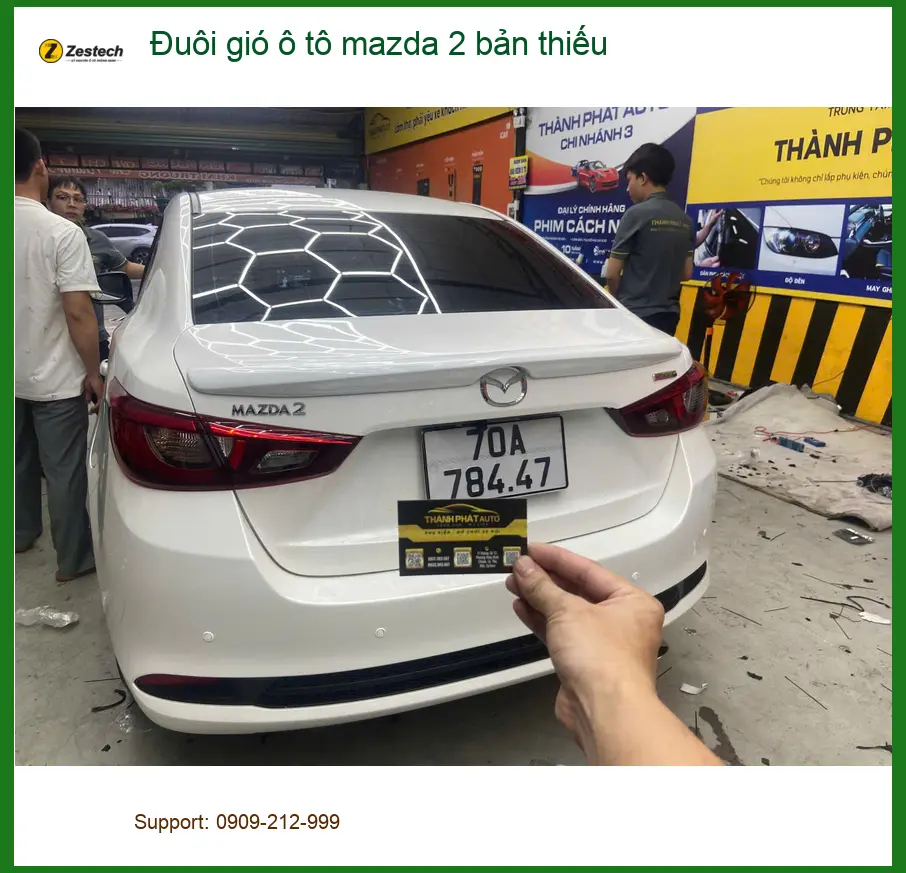 Chị Thảo lắp đuôi gió ô tô Mazda 2 bản thiếu tại Quận 4 để xe hoàn thiện hơn