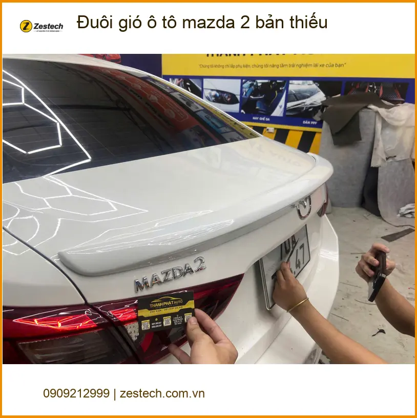 Chị Thảo lắp đuôi gió ô tô Mazda 2 bản thiếu tại Quận 4 để xe hoàn thiện hơn ảnh thực tế 2