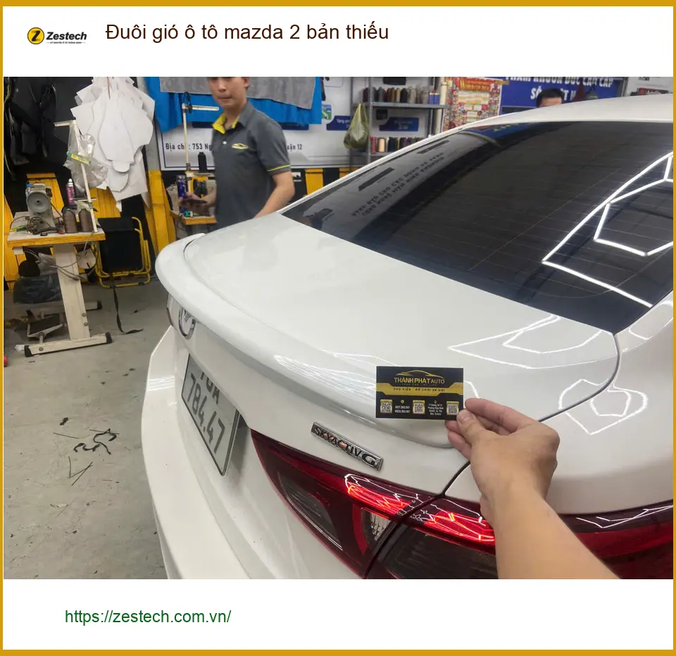 Chị Thảo lắp đuôi gió ô tô Mazda 2 bản thiếu tại Quận 4 để xe hoàn thiện hơn ảnh thực tế 4