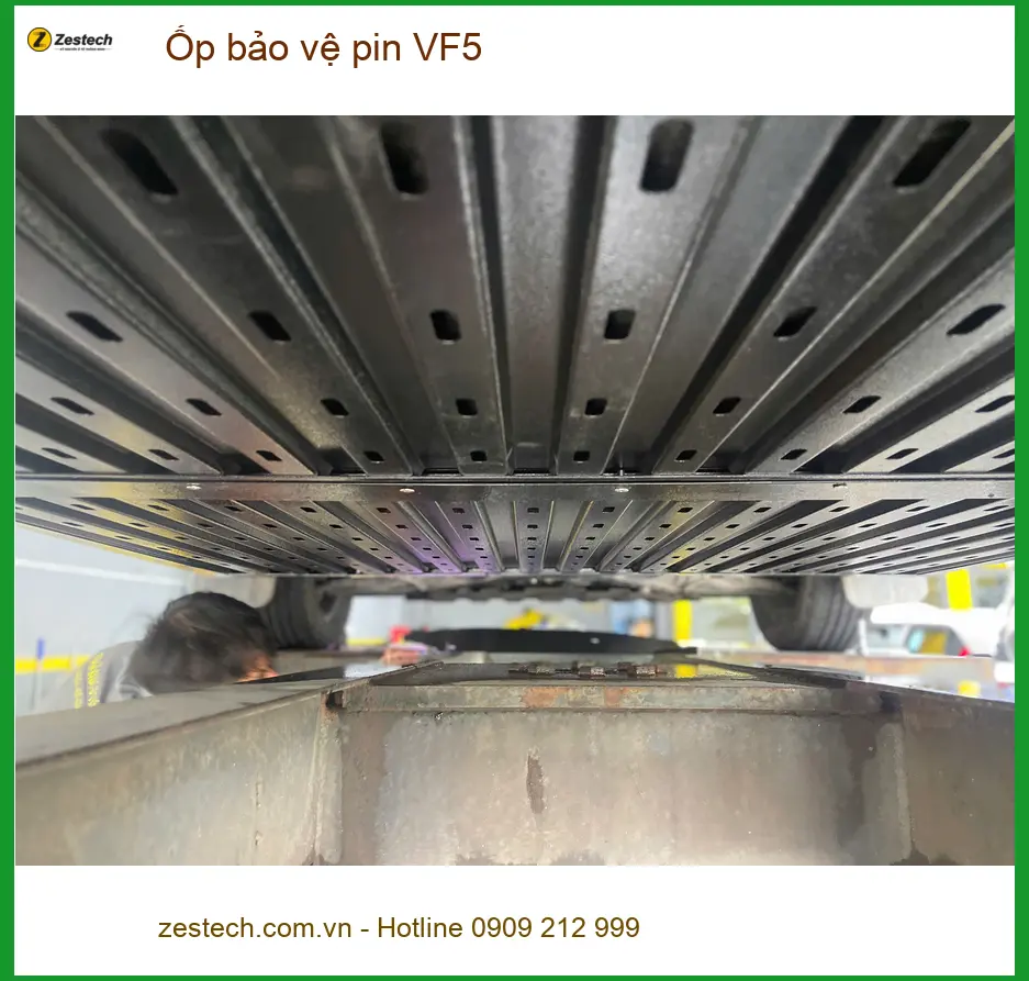 Chú Sơn lắp ốp bảo vệ pin VF5 tại Quận Gò Vấp để xe bền bỉ hơn ảnh thực tế 2