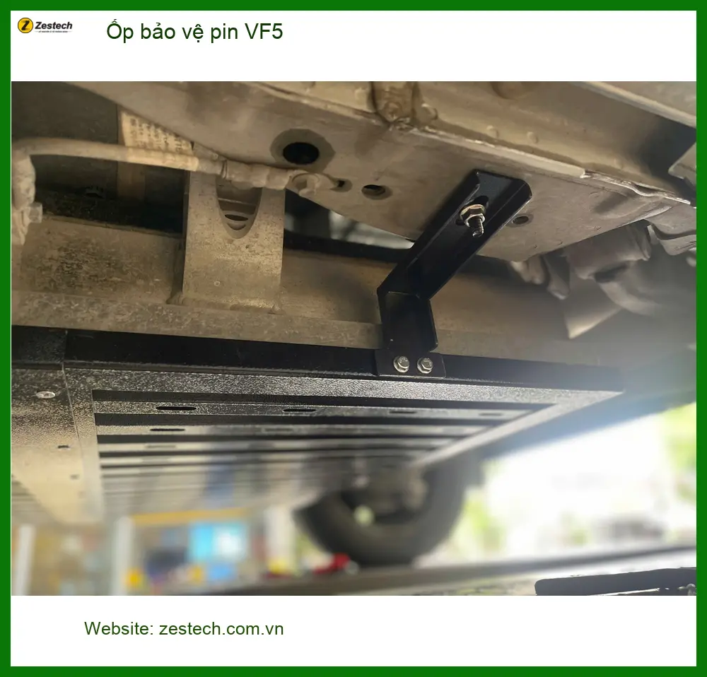 Chú Sơn lắp ốp bảo vệ pin VF5 tại Quận Gò Vấp để xe bền bỉ hơn ảnh thực tế 5